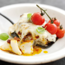 Bacalhau do Alasca com tomate, mozzarella e manjericão