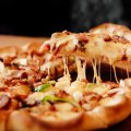 Pizza de Escondidinho de Carne Seca ao Molho Madeira