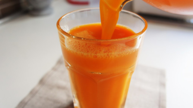 Suco de laranja com casca de cenoura