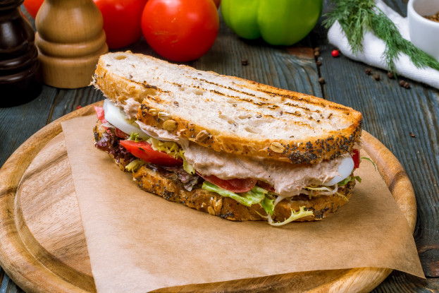 Sanduíche natural de atum Sanduíche natural de atum