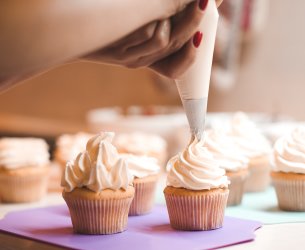 Cupcake de milho com cobertura de creme de goiabada