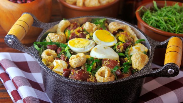 Feijão tropeiro com couve Feijão tropeiro com couve