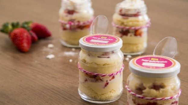 Bolo no Pote de Leite Ninho e Morango Bolo no Pote de Leite Ninho e Morango