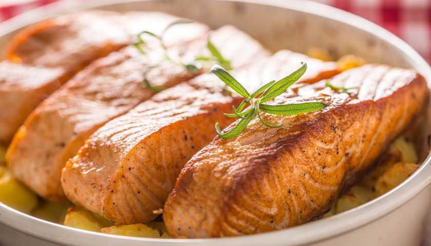 Salmão ao forno com batatas