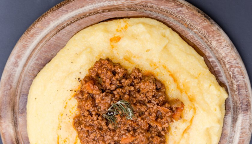 Polenta cremosa à bolonhesa Polenta cremosa à bolonhesa