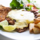 Bife à Milanesa Empanado com Queijo Ralado