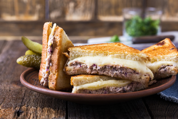 Sanduíche de atum com mussarela Sanduíche de atum com mussarela