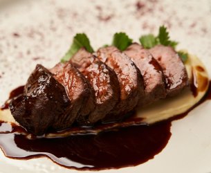 Mignon com Molho de Shimeji e Vinho Tinto
