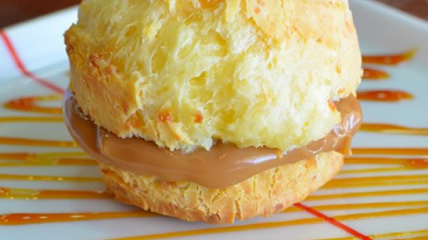 Pão de Queijo Recheado de Doce de Leite Pão de Queijo Recheado de Doce de Leite