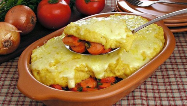 Salsicha com purê de batata ao forno Salsicha com purê de batata ao forno