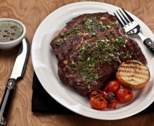 Filé mignon na acelga com purê de batata e molho chimichurri