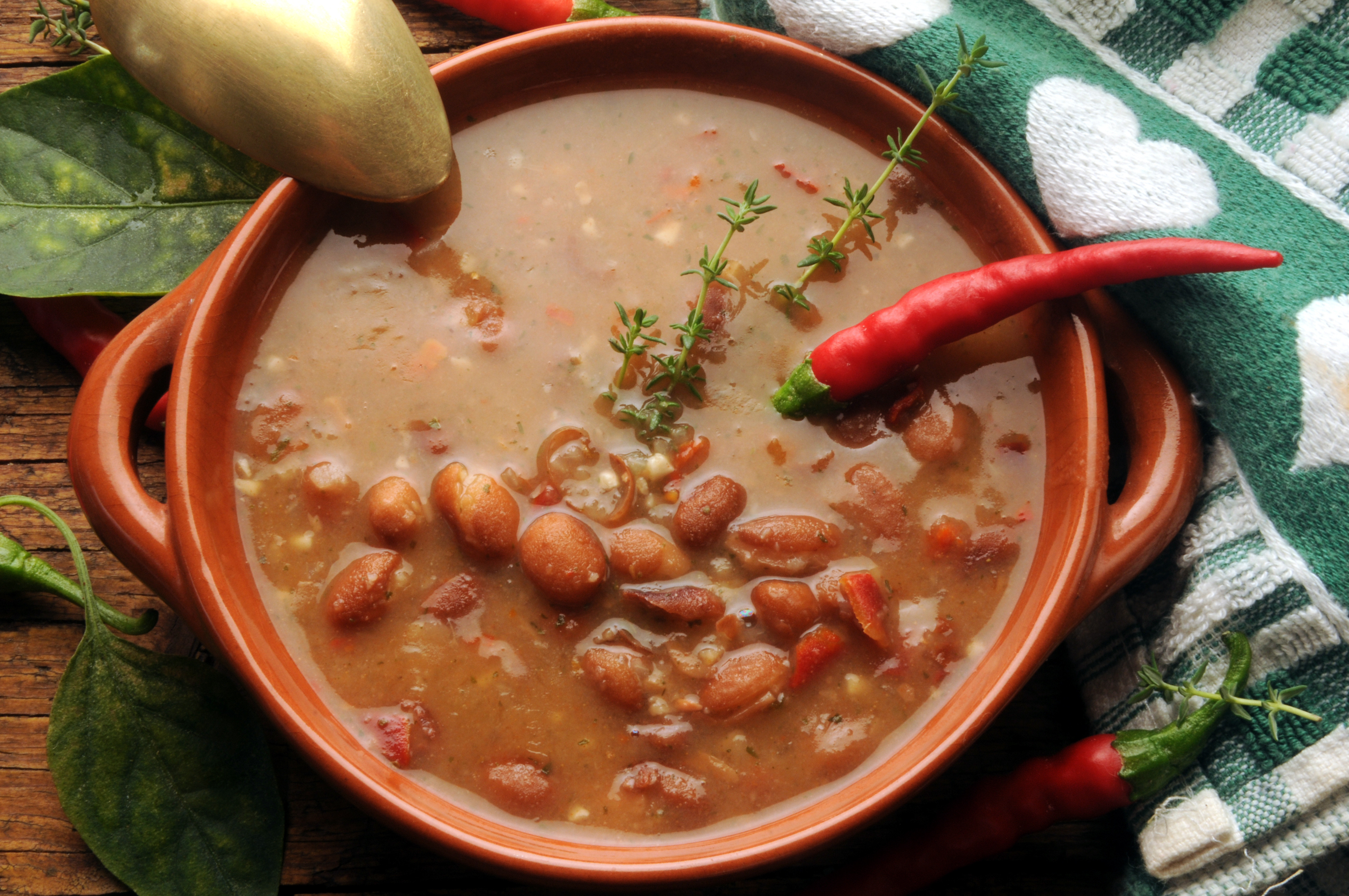 Sopa de frijoles blanco salvadoreno