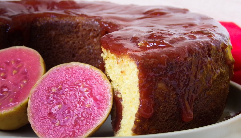 Bolo de Fubá com Goiabada Bolo de Fubá com Goiabada