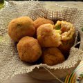 Bolinho de arroz recheado com linguiça
