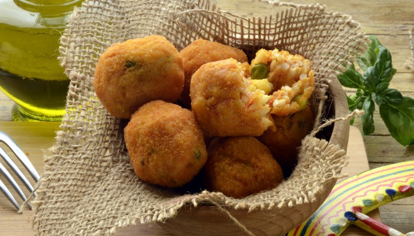 Bolinho de arroz recheado de linguiça