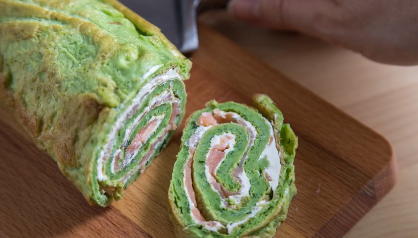 Panqueca de rúcula, cream cheese e salmão Panqueca de rúcula, cream cheese e salmão