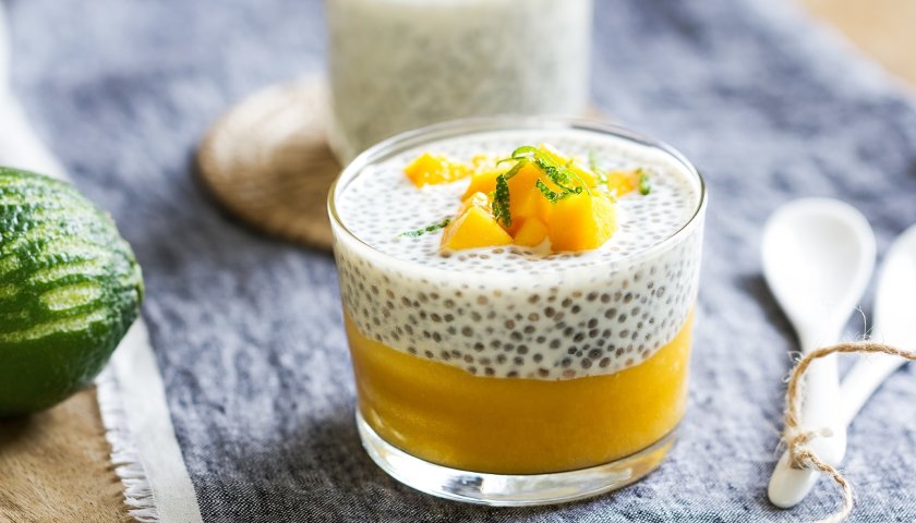 Pudim de chia com purê de manga Pudim de chia com purê de manga