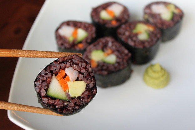 Sushi Vegano com Arroz Negro Sushi Vegano com Arroz Negro