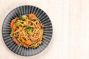 Espaguete Integral com Carne e Cenoura