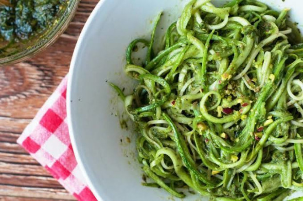 Macarrão de Abobrinha ao Pesto e Ervilha