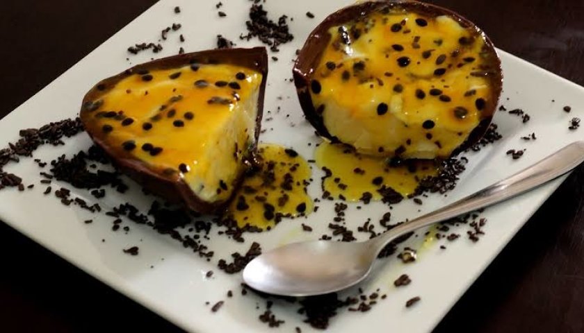 Ovo de páscoa de colher recheado de brigadeiro de maracujá Ovo de páscoa de colher recheado de brigadeiro de maracujá