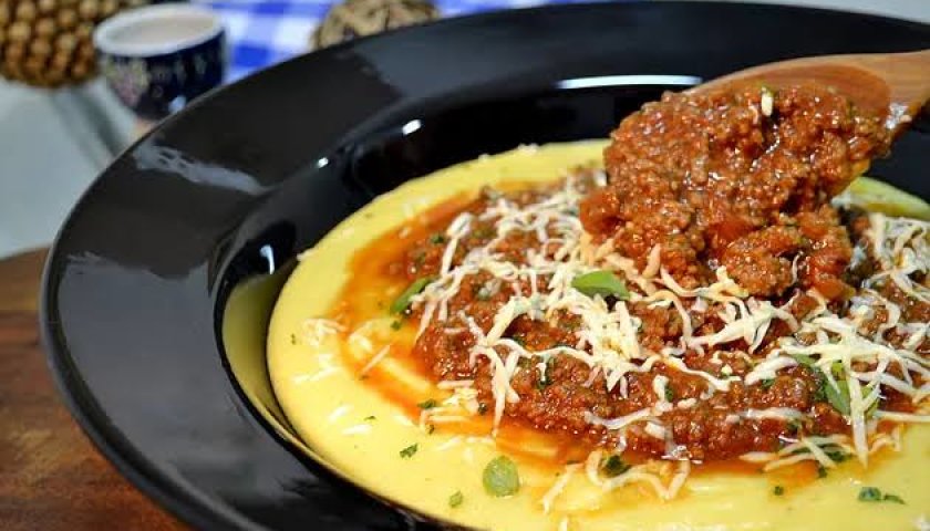 Polenta cremosa com carne de soja Polenta cremosa com carne de soja