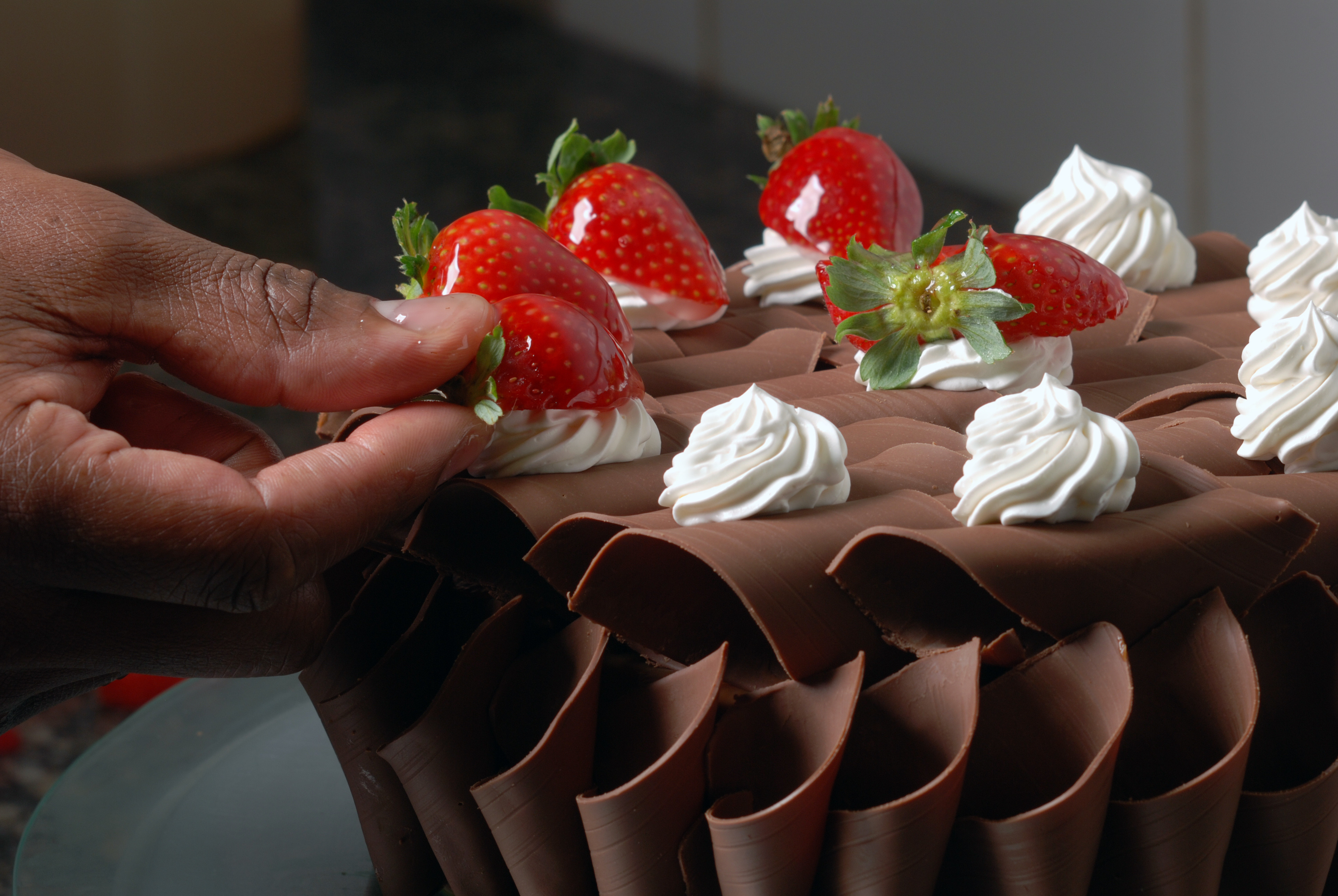 Bolo de Chocolate com Chantilly e Morangos Receita