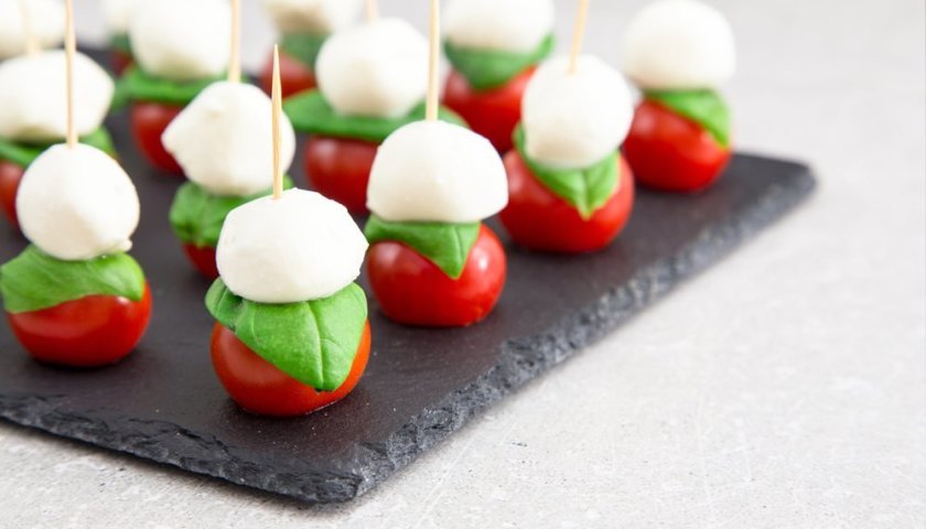 Espetinho de Tomate com Queijo Branco Espetinho de Tomate com Queijo Branco