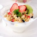 Taça com iogurte, granola e frutas secas