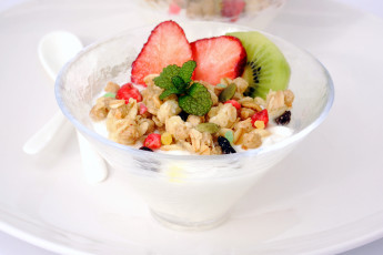 Taça com iogurte, granola e frutas secas