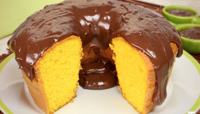 bolo de cenoura com cobertura de chocolate