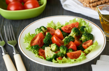 Salada de Brócolis com Tomate Cereja