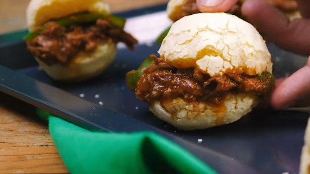 Pão de Queijo Recheado de Carne Louca Pão de Queijo Recheado de Carne Louca
