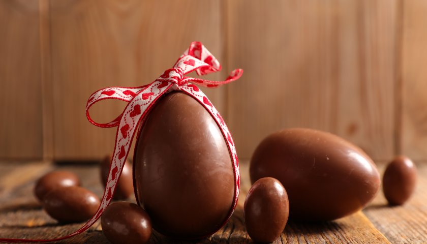 Ovo de páscoa de colher sem lactose com mousse de maracujá Ovo de páscoa de colher sem lactose com mousse de maracujá